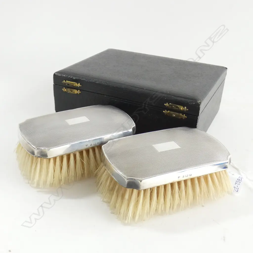 PR BIRMINGHAM 1936 SILVER BACKED CLOTHES BRUSHES IN BOX Image 1++