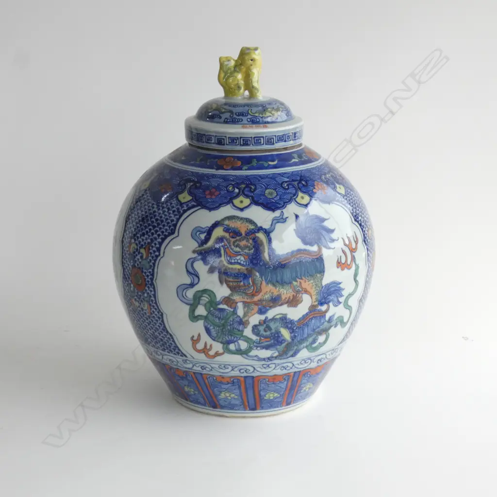 Large Chinese Porcelain Lidded Jar Image 1++