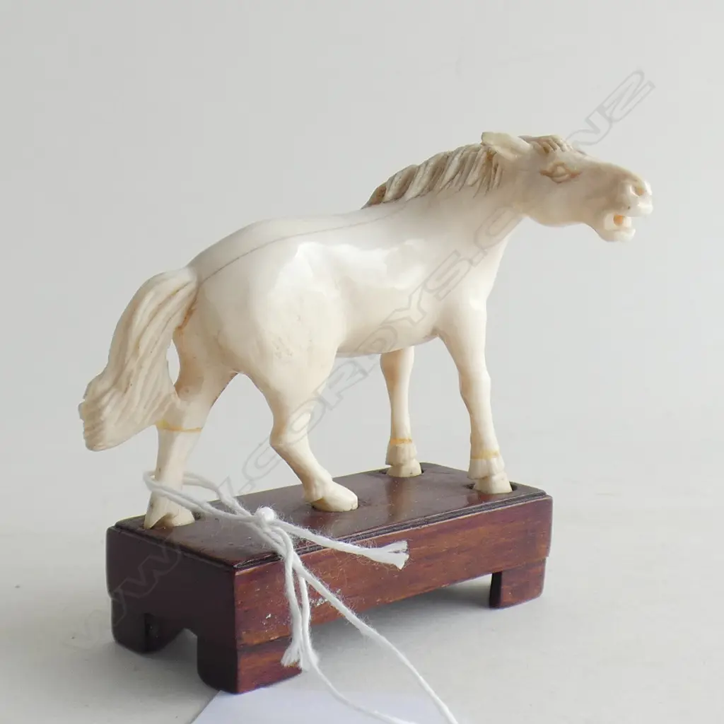 IVORY CARVED HORSE ON WOODEN PLINTH L 70MM Image 1++