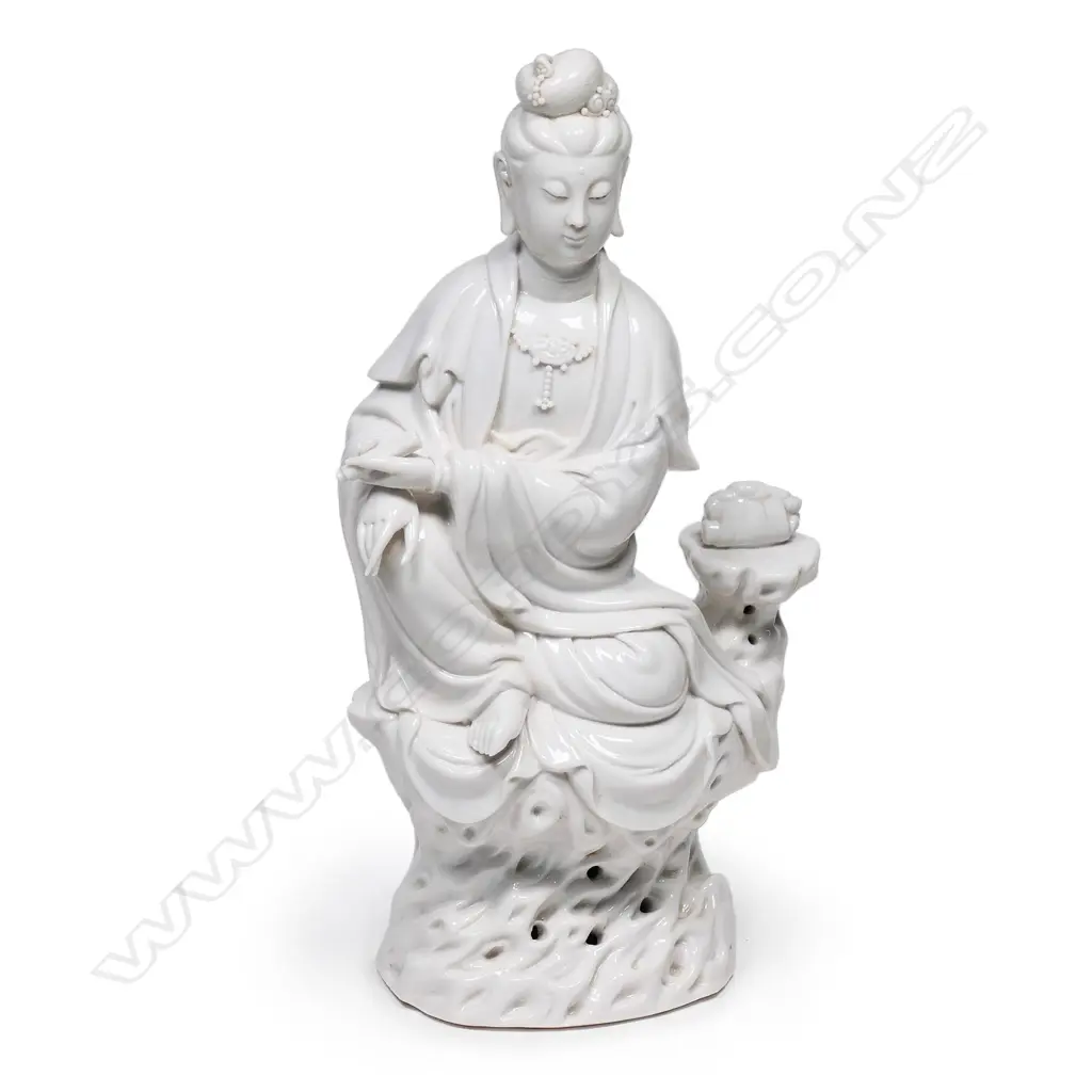 A Chinese blanc de chine porcelain figure of Kuanyin, Image 1++