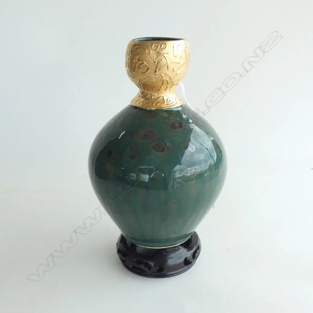 CHINESE CERAMIC VASE ON STAND w. BOX; GREEN w. GILT RIM H.185mm Image 1++