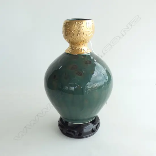 CHINESE CERAMIC VASE ON STAND w. BOX; GREEN w. GILT RIM H.185mm