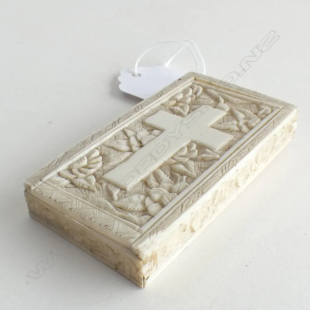 SM IVORY RELIGIOUS CONTAINER WITH CROSS - BASE IS BONE 63 X 33MM Image 1++