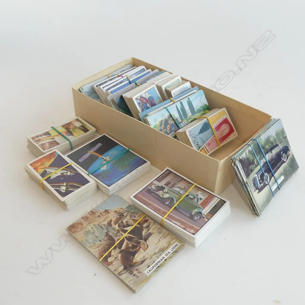 SMALL BOX OF CIGARETTE AND SANITARIUM COLLECTORS’ CARDS. Image 1++