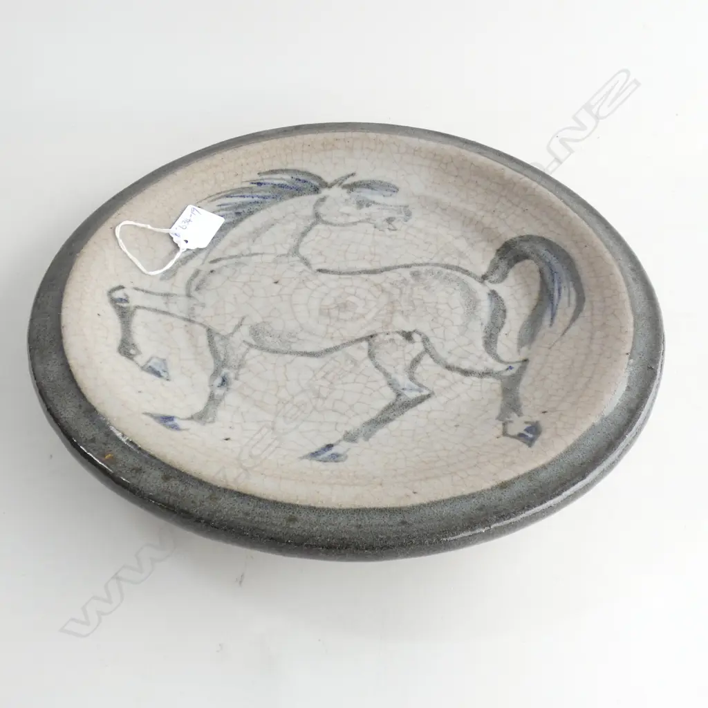 LARGE POTTERY PLATE CRACKLE GLAZED DECORATED WITH HORSE IMAGE 340 MM DIAMETER Image 1++