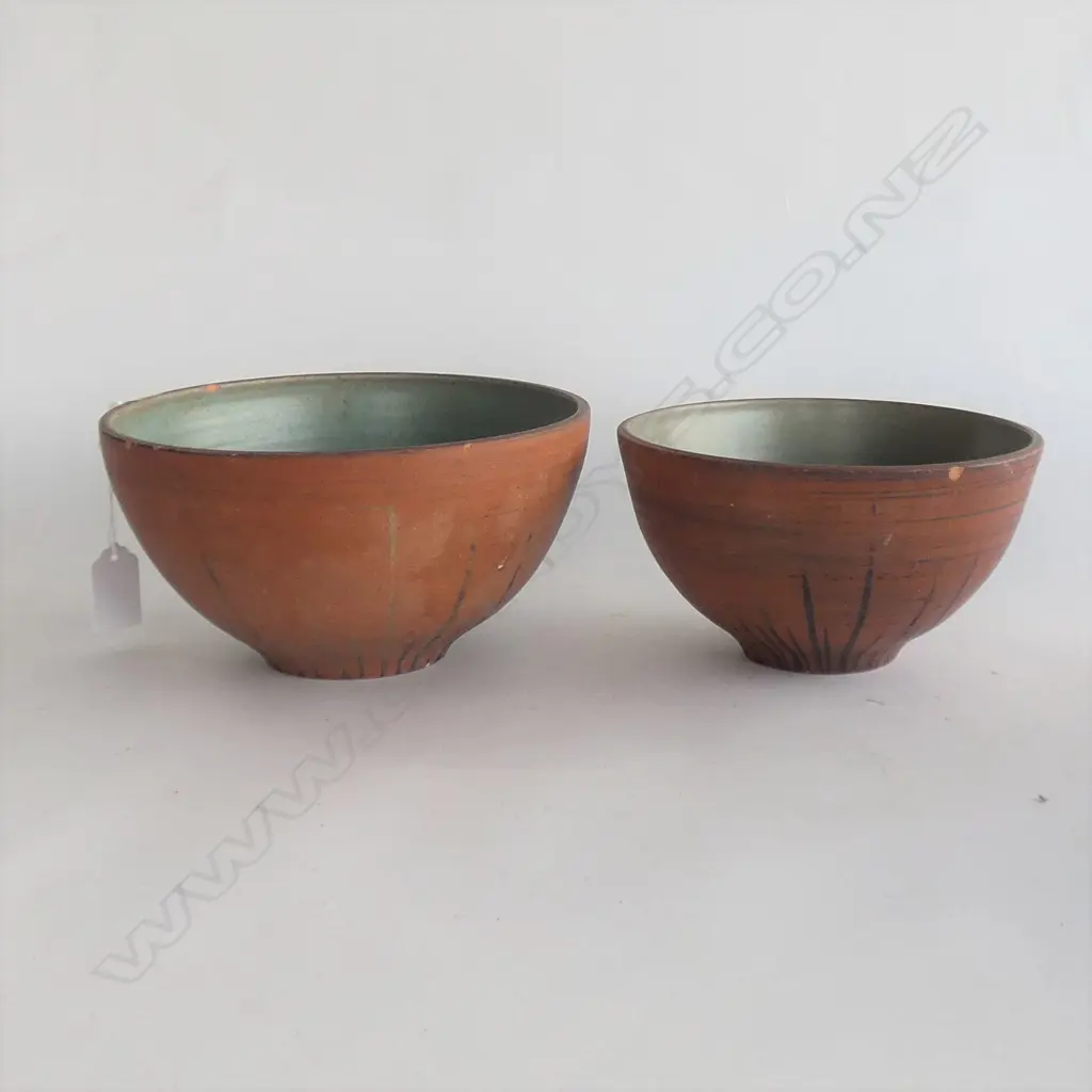 2 PATTI MEAD STUDIO POTTERY TERRACOTTA BOWLS MINOR CHIPS 190mm dia Image 1++