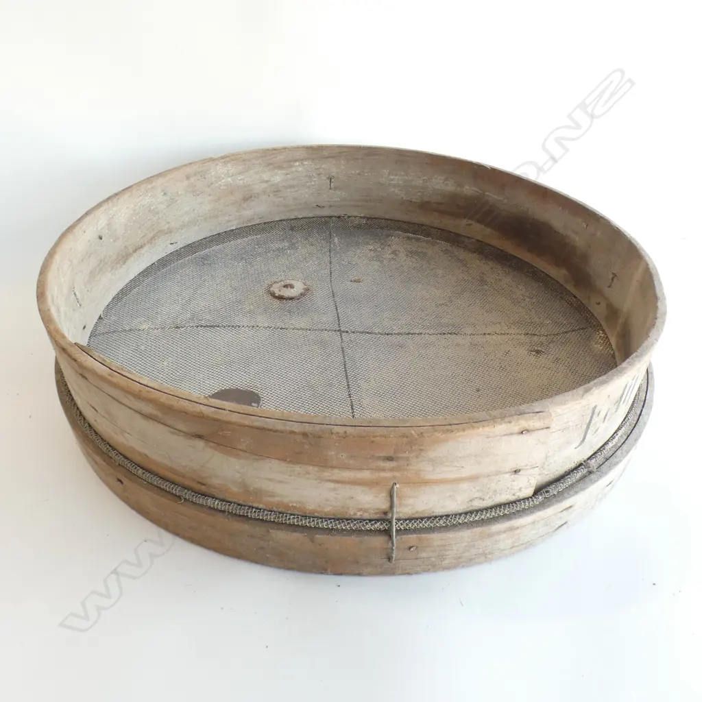 VINTAGE GARDEN SIEVE 500mm dia Image 1++