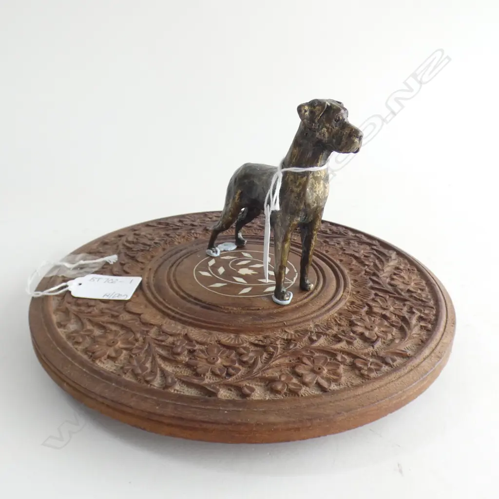 VINTAGE BRASS DOG (L 100MM) WITH ENGRAVED TABLE TOP WITH NO STAND (DIA 225MM) Image 1++