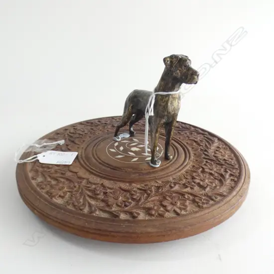 VINTAGE BRASS DOG (L 100MM) WITH ENGRAVED TABLE TOP WITH NO STAND (DIA 225MM)