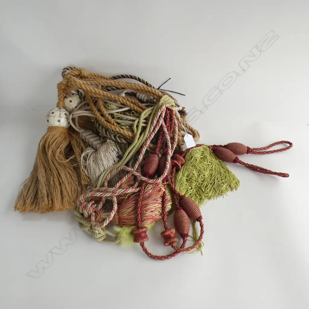A  COLLECTION OF 9 VARIOUS TASSELS AND CURTAIN TIE BACKS Image 1++