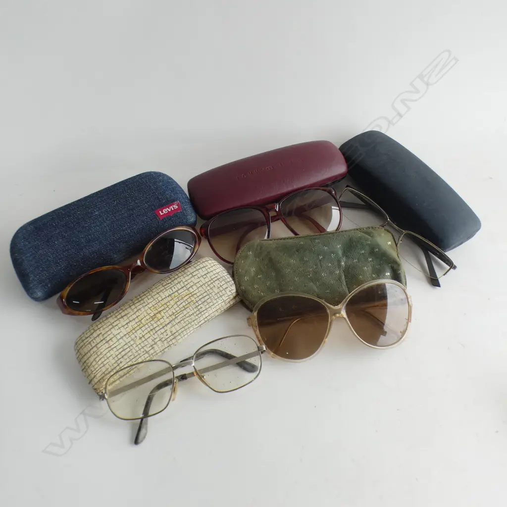 BOX OLD EYE GLASSES & CASES  Image 1++