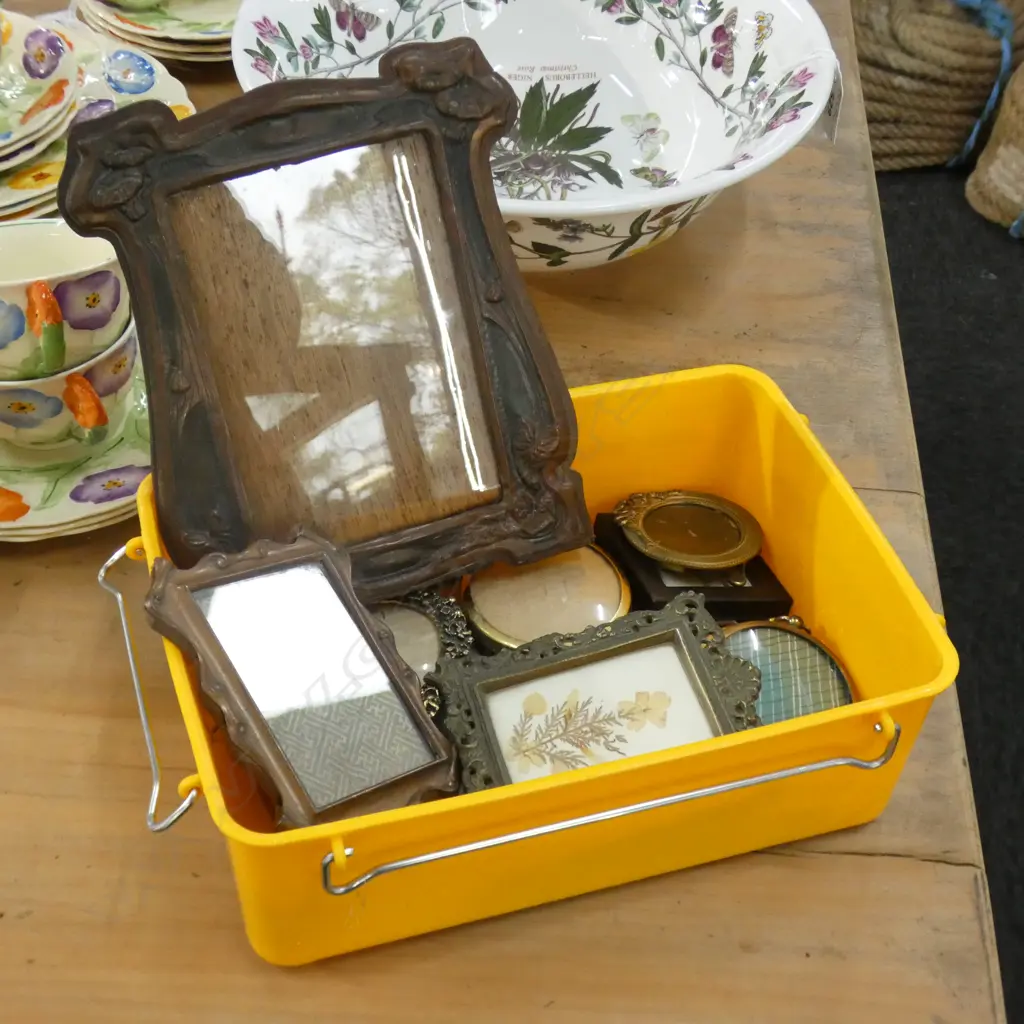 BOX LOT ASSORTED PICTURE FRAMES Image 1++