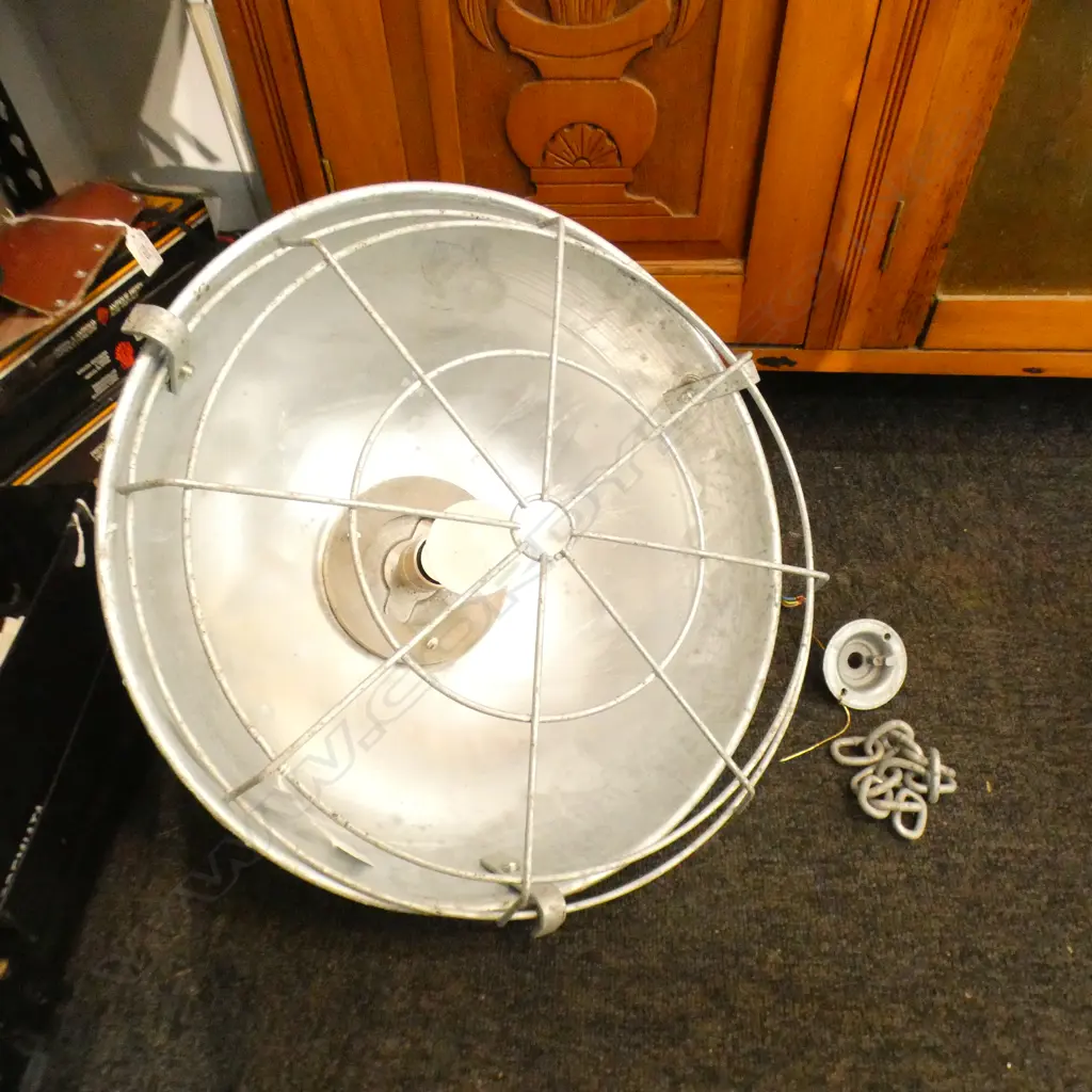 DAVEY U.K. HEAVY GALVANISED INDUSTRIAL CEILING LIGHT WITH GRILL DIA 420MM Image 1++