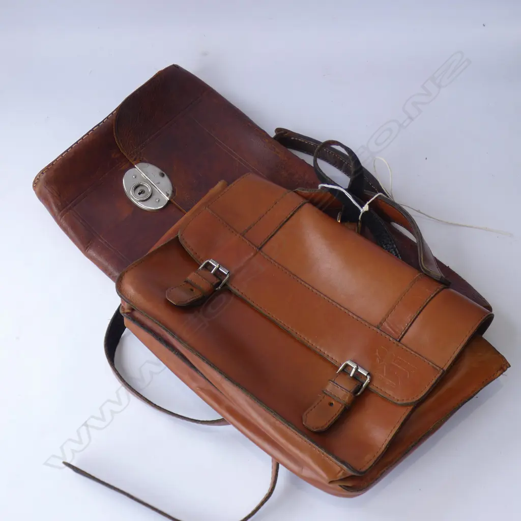 2 VINTAGE LEATHER BAGS  Image 1++