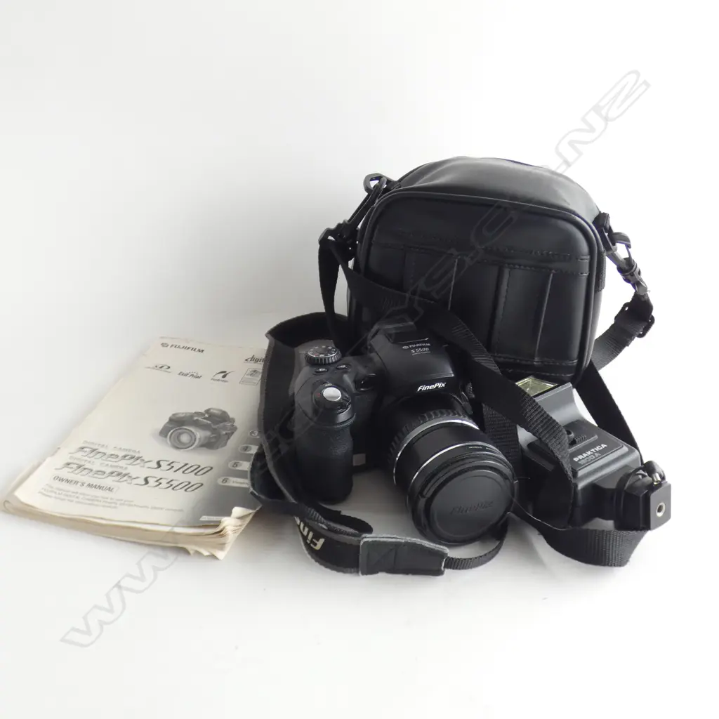 FIJIFILM S 5500 DIGITAL CAMERA IN CASE w. CORDS & BOOKLET Image 1++