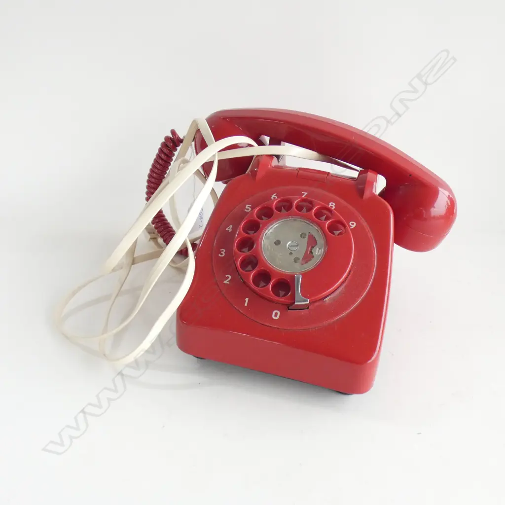 VINTAGE RED CORDED CLASSIC DIAL PHONE  Image 1++