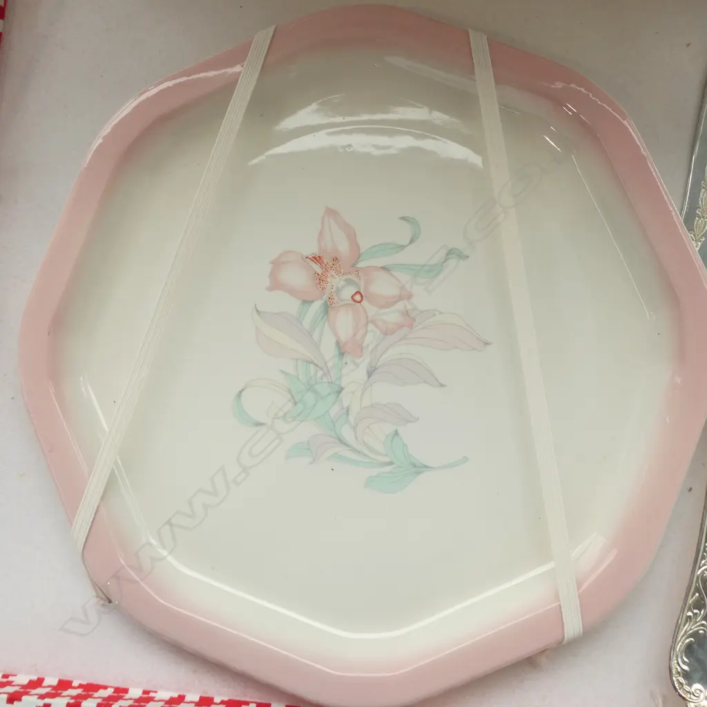 BOXED CAKE PLATE & SILVER PLATE CUTLERY & SERVER - INCOMPLETE Image 1++