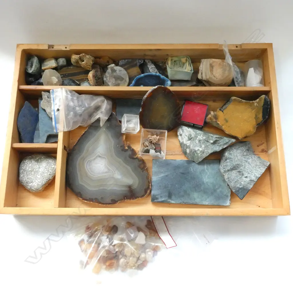 COLLECTION OF MINERALS; TIGERS EYE, AGATES ETC Image 1++