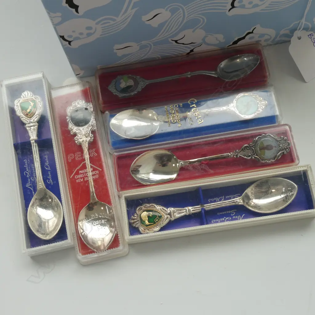 SM BOX AIR LINE COMPLIMENTARY PACKS ETC. PLUS CASED SOUVENIR TEASPOONS Image 1++