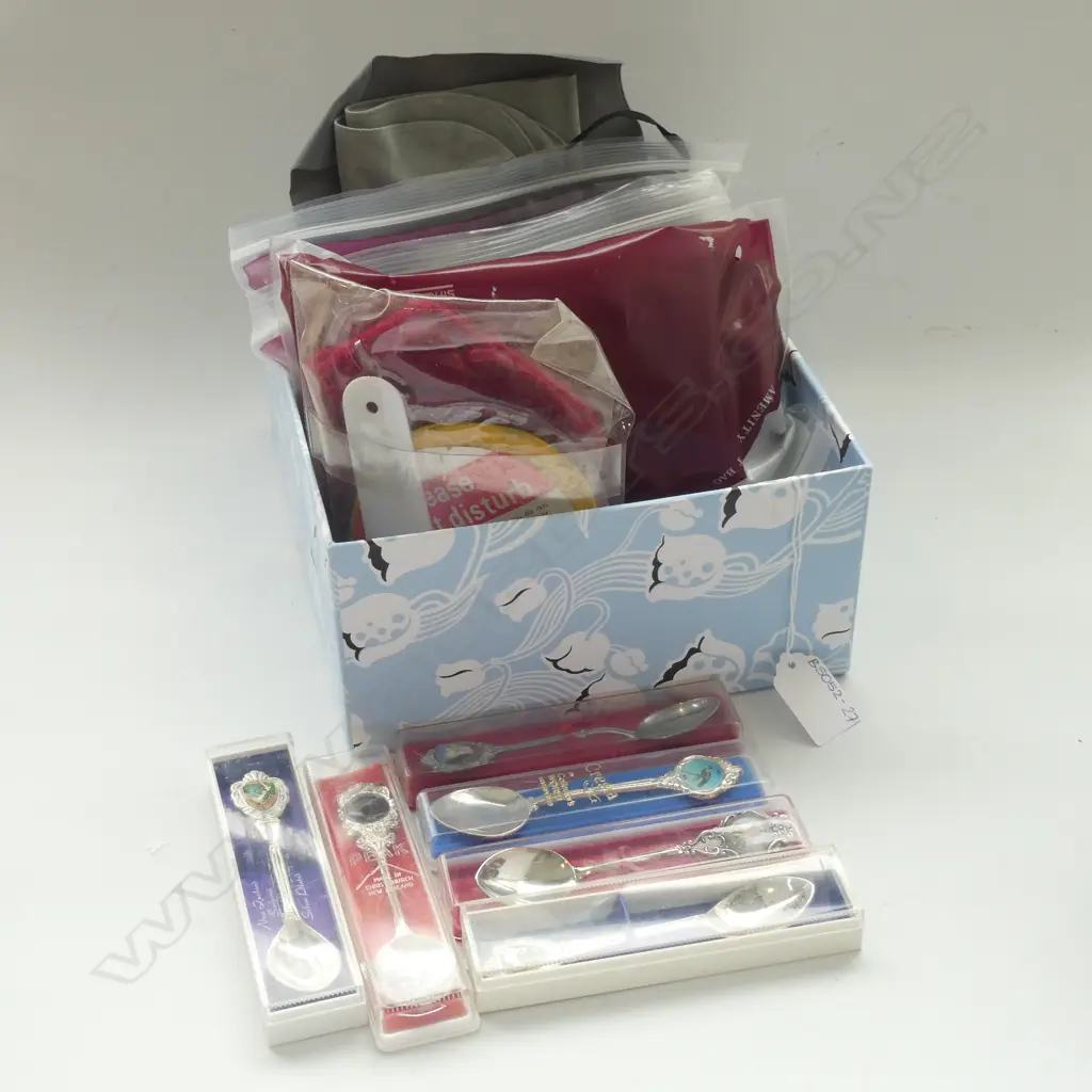SM BOX AIR LINE COMPLIMENTARY PACKS ETC. PLUS CASED SOUVENIR TEASPOONS Image 1++