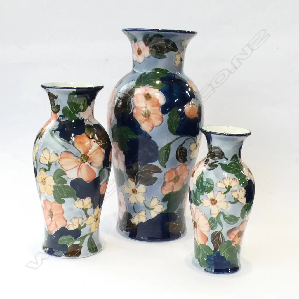 3 GRADUATED LA MAISON 'BRIAR ROSE' VASES - TALLEST H 280MM Image 1++