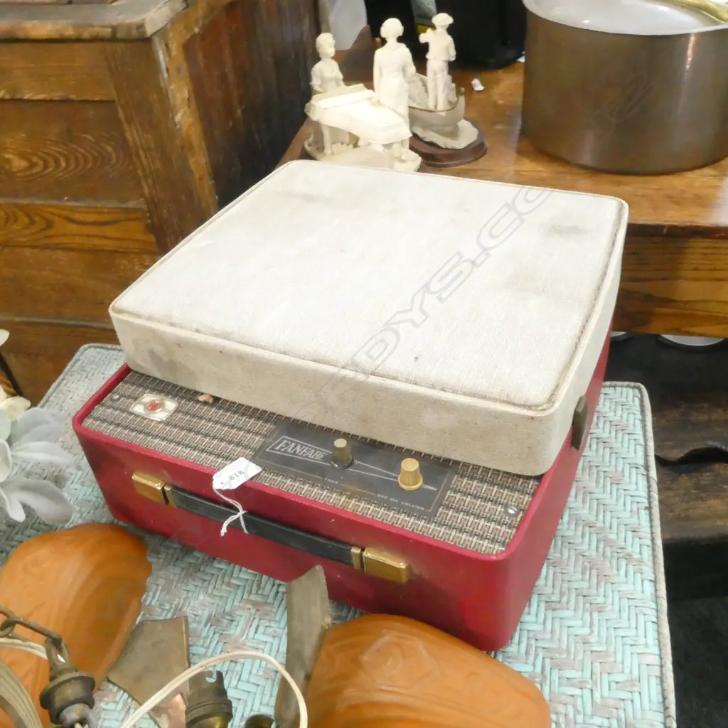 RETRO PORTABLE RECORD PLAYER 'FANFARE' Image 1++