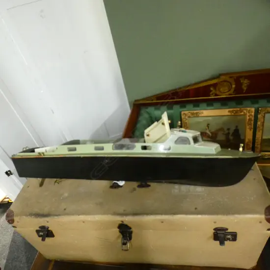 VINTAGE SCRATCH BUILT POWER BOAT IN CASE L.850mm