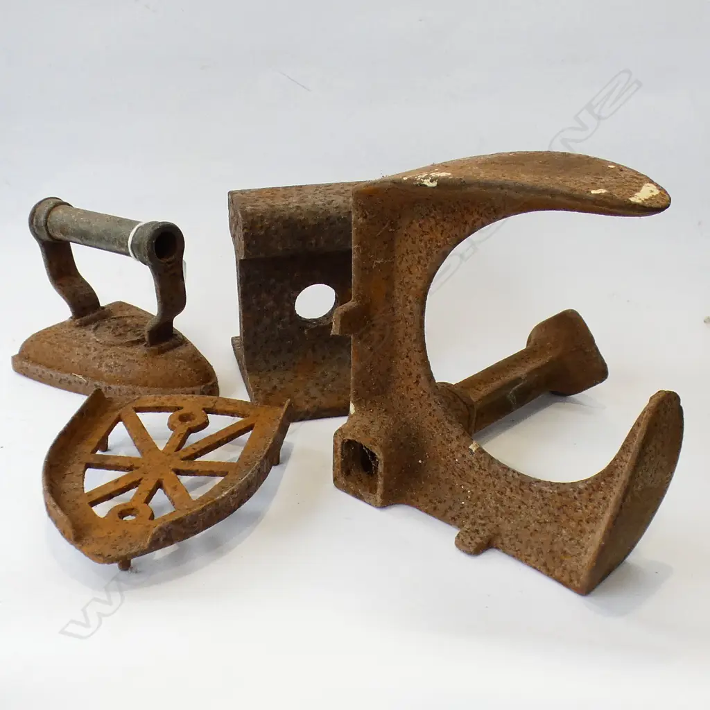 BAG OF OLD IRON PCES; SHOE LAST, IRON ETC Image 1++
