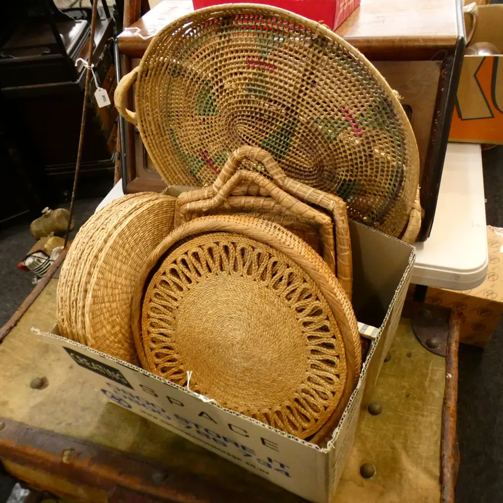BOX ASST BASKET WARE INCL SEAGRASS + SET VINTAGE PLACEMATS IN STAND Image 1++