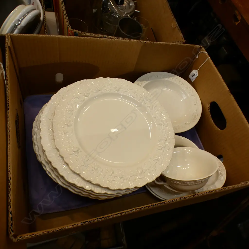 WEDGWOOD EMBOSSED QUEENSWARE PART DINNER SERVICE INCL 13 DINNER PLATES Image 1++