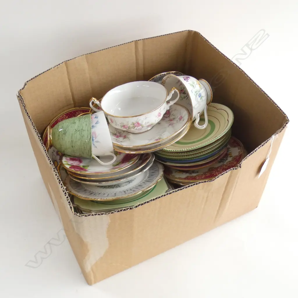 BOX CUPS & SAUCERS INCLUDES R/ALBERT ROSES Image 1++