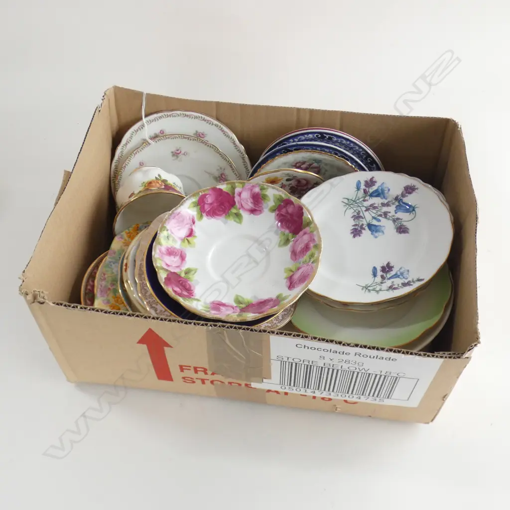 BOX CUPS & SAUCERS INCLUDES R/ALBERT ROSES Image 1++