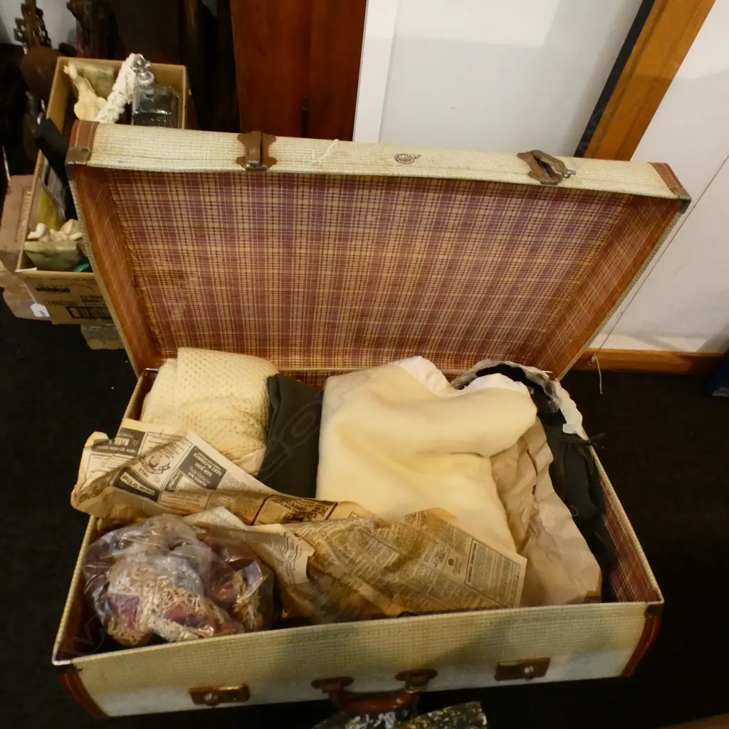 2 SHAWLS AND ASS.LINEN IN SUITCASE Image 1++