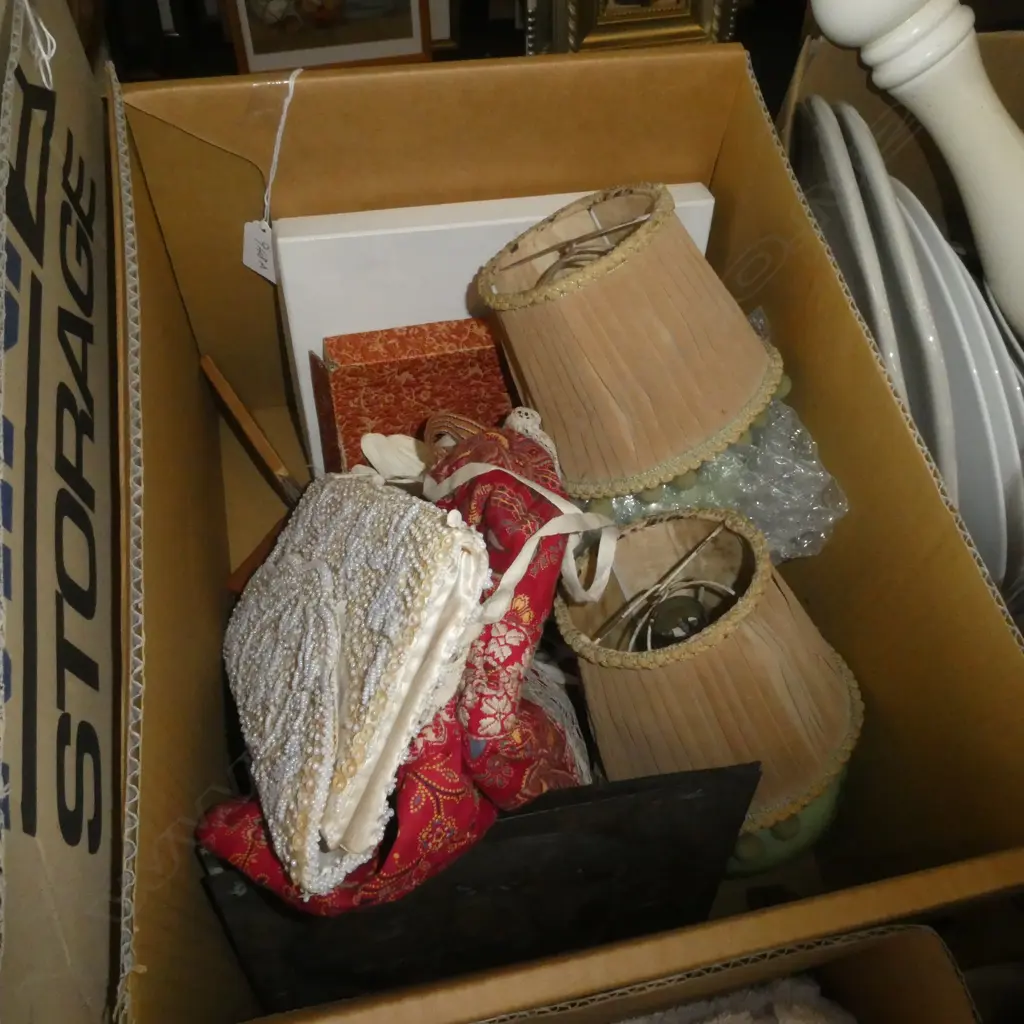 BOX LOT INCLUDING GLOVES TWO LAMPS AND SMALL BOOKS Image 1++