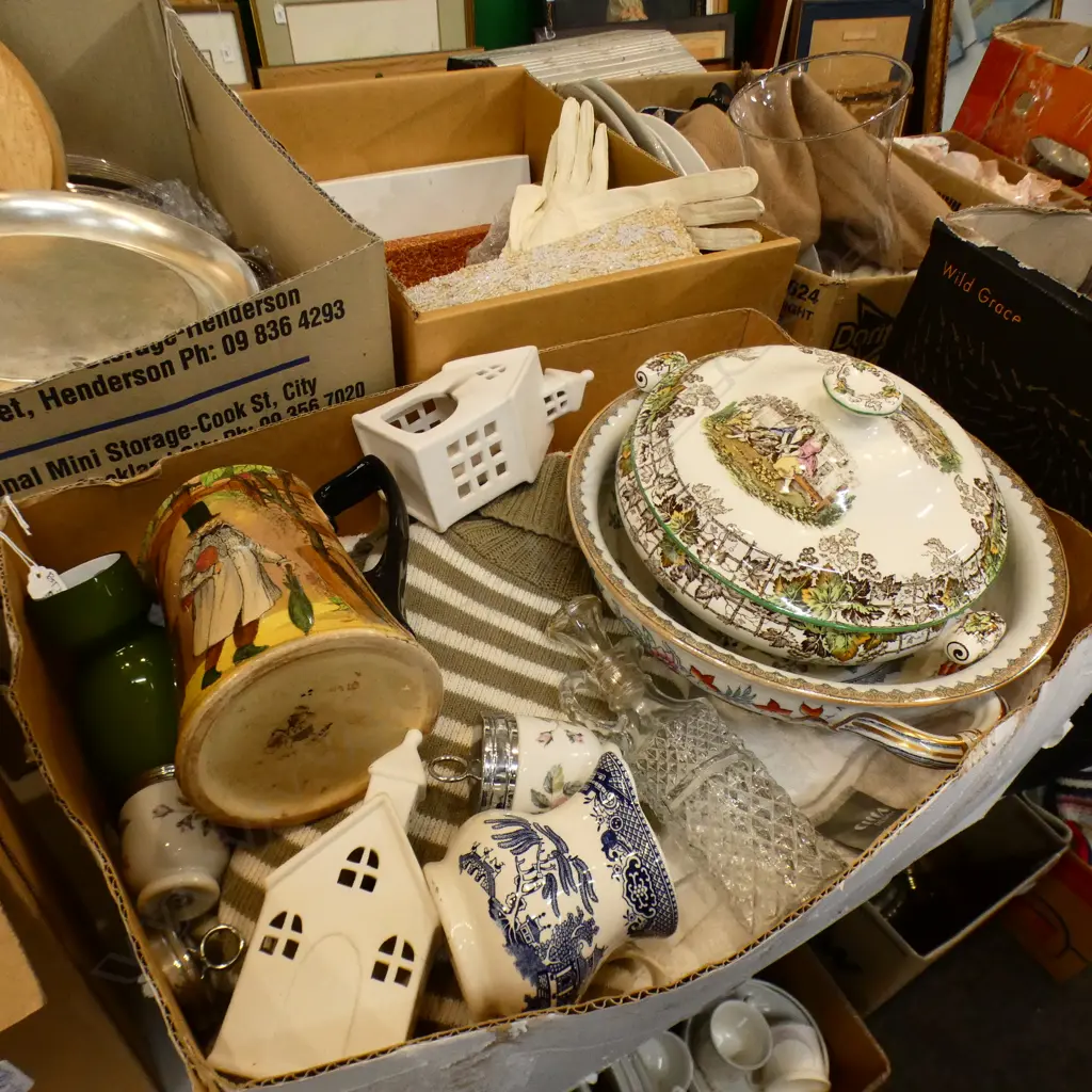 BOX LOT TOWELS, TUREEN ETC Image 1++