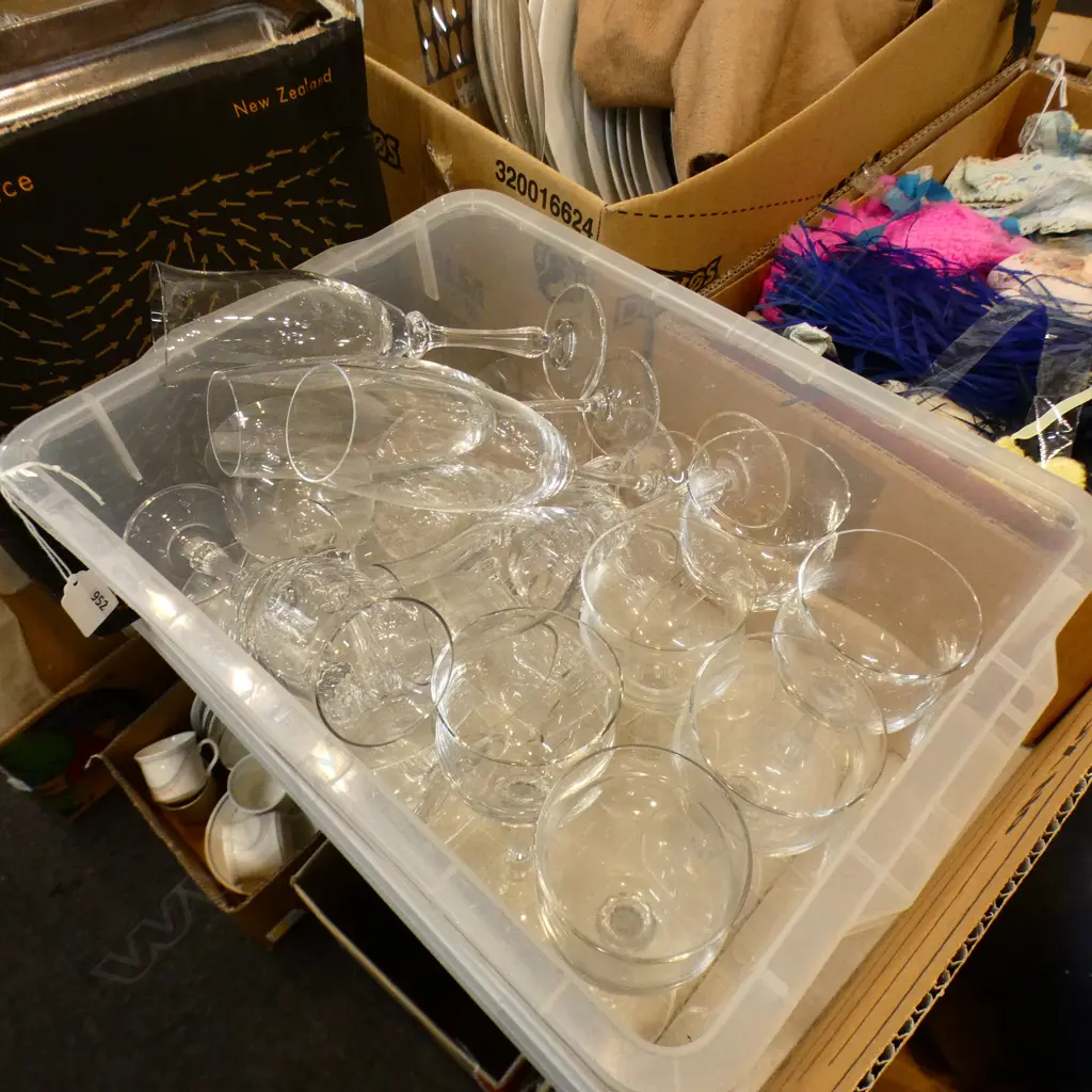 BOX LOT WINE GLASSES + CHAMPAGNE FLUTES Image 1++