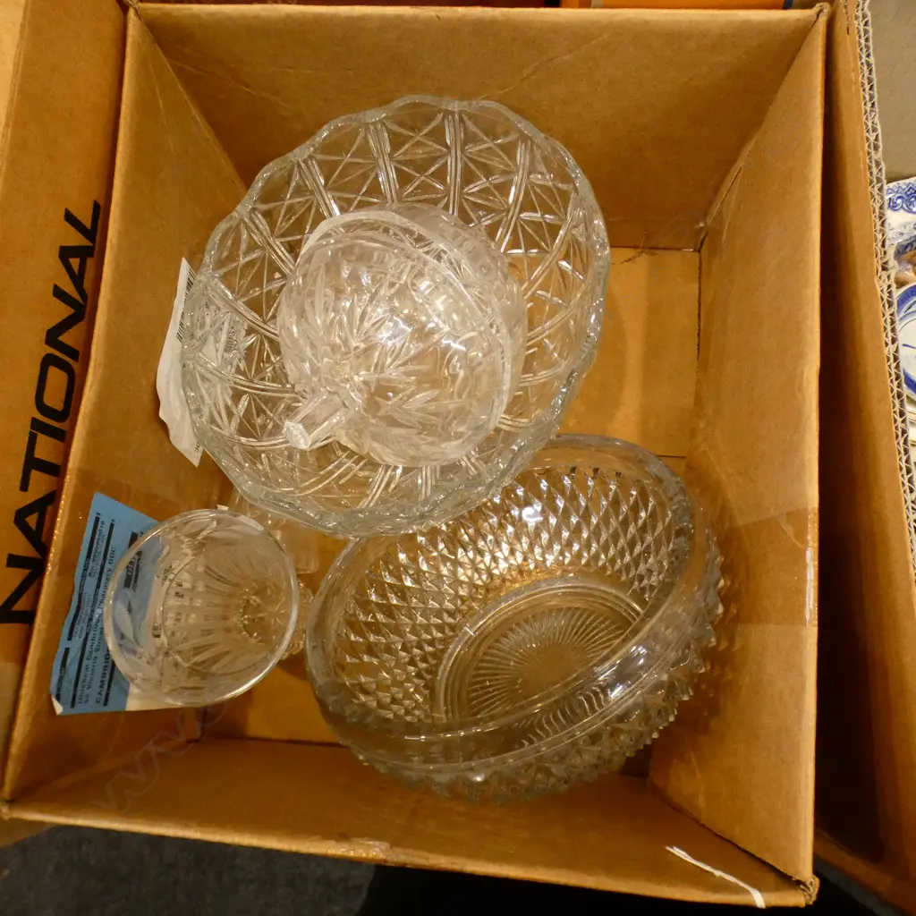 BOX OF VINTAGE GLASS & CRYSTAL - LG BOWLS, VASES ETC.. Image 1++