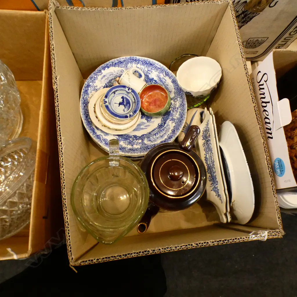 BOX ASST GLASS & CHINA INCL BLUE & WHITE PCS  Image 1++