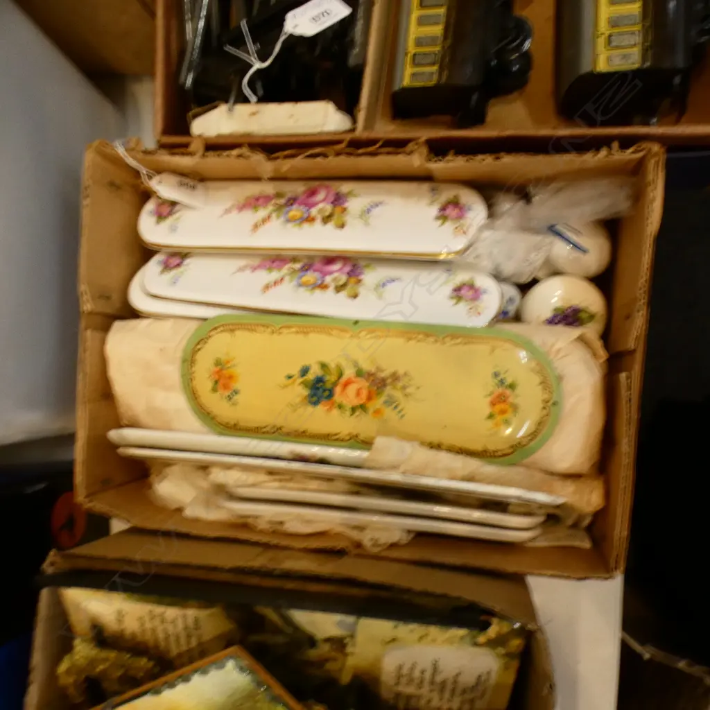 BOX LOT FLORAL DOORPLATES, KNOBS ETC Image 1++