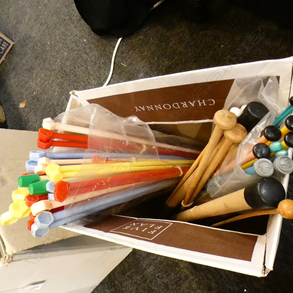 BOX LOT KNITTING NEEDLES Image 1++