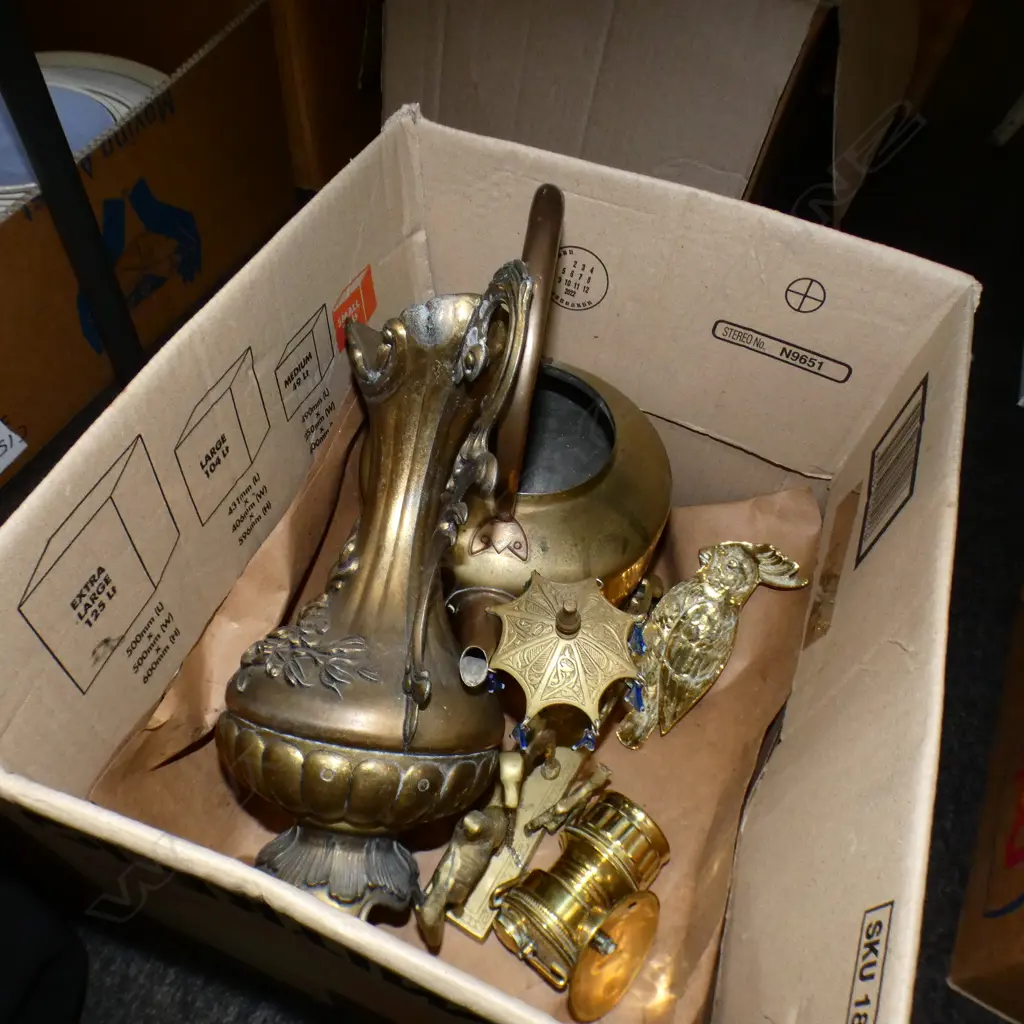 BOX ASST BRASS WARE INCLUDING KETTLE ETC.. Image 1++