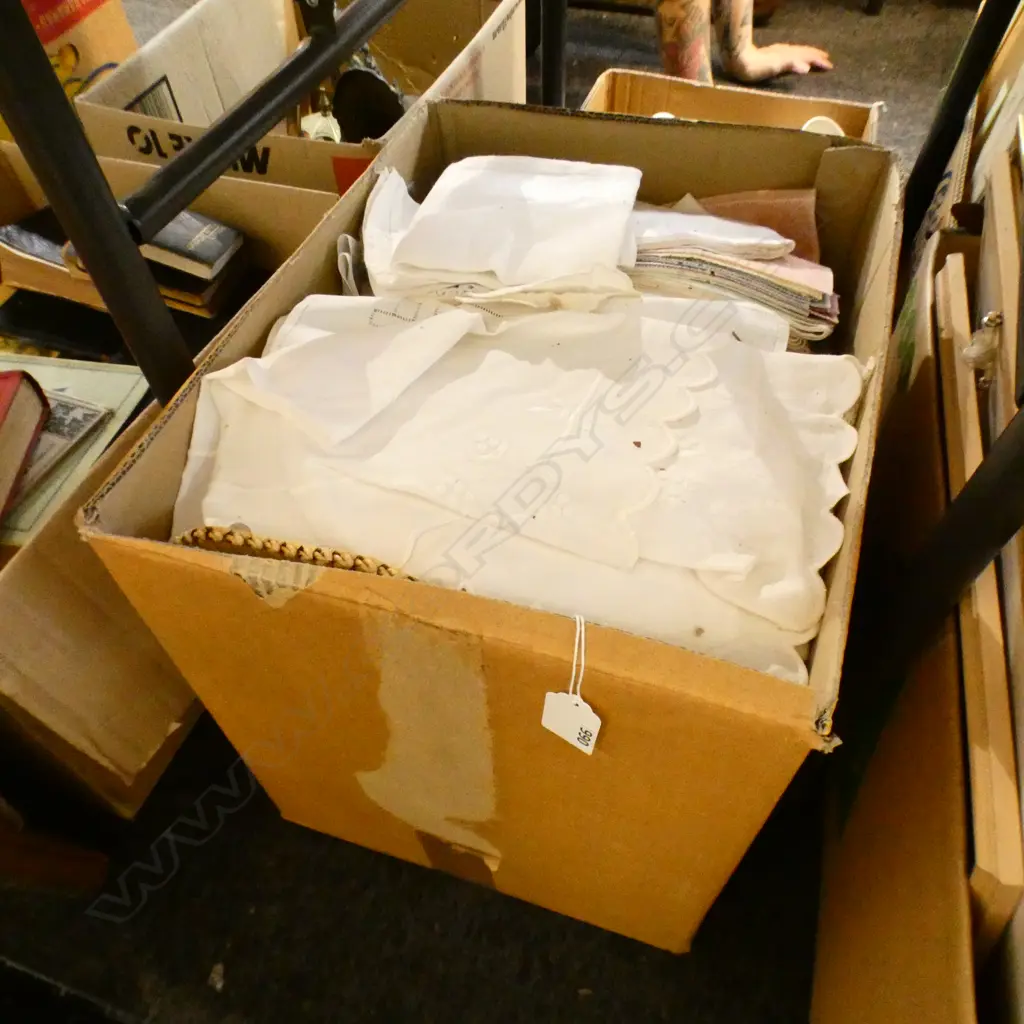 BOX OF VARIOUS LINEN ITEMS INCL GLOVES + DOLLIES Image 1++
