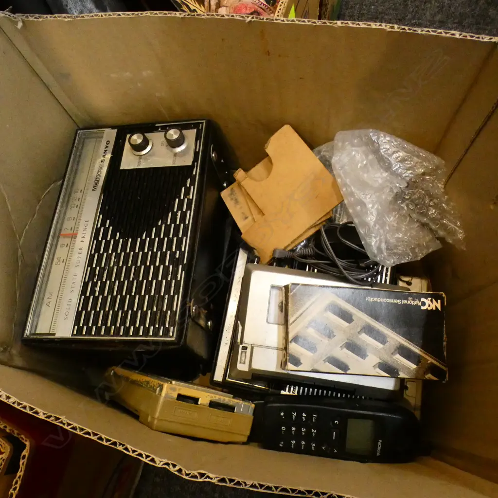 BOX LOT ASST. VINTAGE RADIOS ETC Image 1++