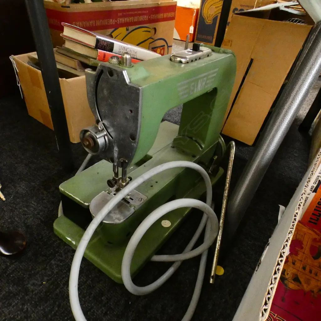 VINTAGE ELNA SEWING MACHINE Image 1++