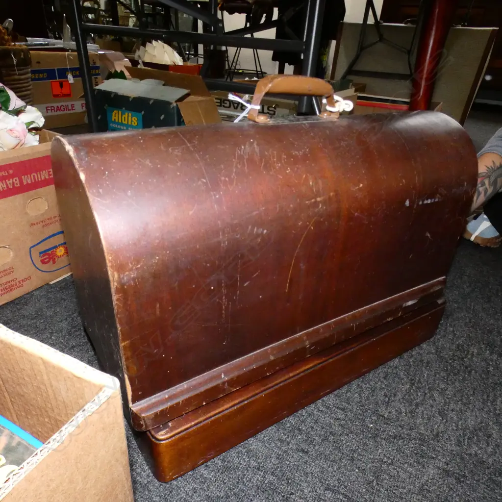 OLD SINGER SEWING MACHINE, CASED Image 1++