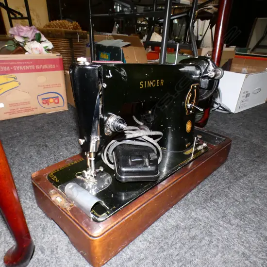 OLD SINGER SEWING MACHINE, CASED