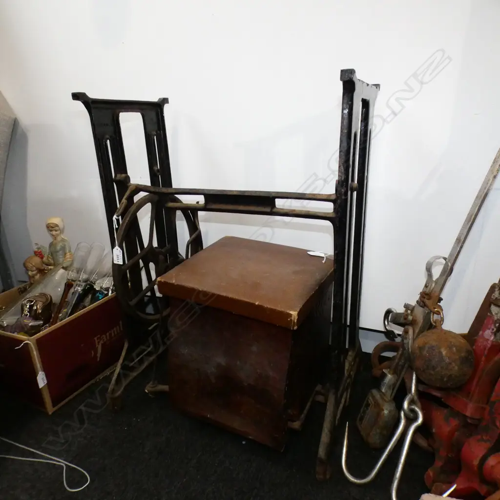 VINTAGE CAST IRON SINGER SEWING MACHINE BASE W.525mm + COAL BOX Image 1++