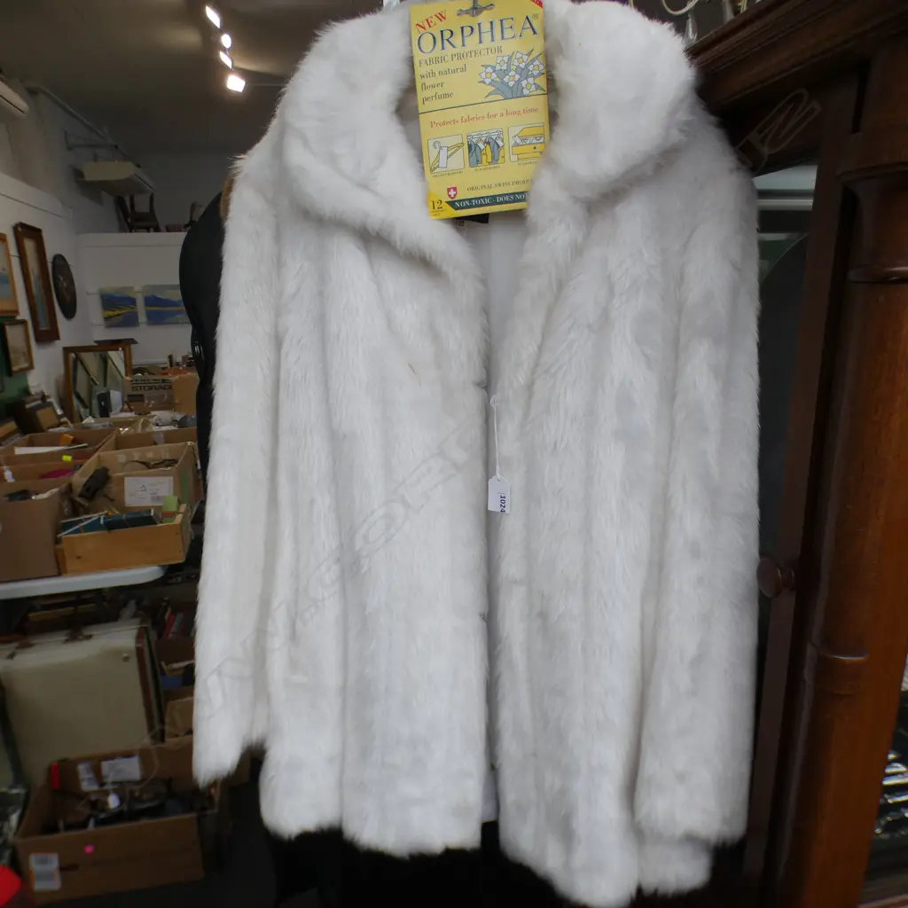 WHITE FAUX FUR LADIES JACKET SZ 12  Image 1++