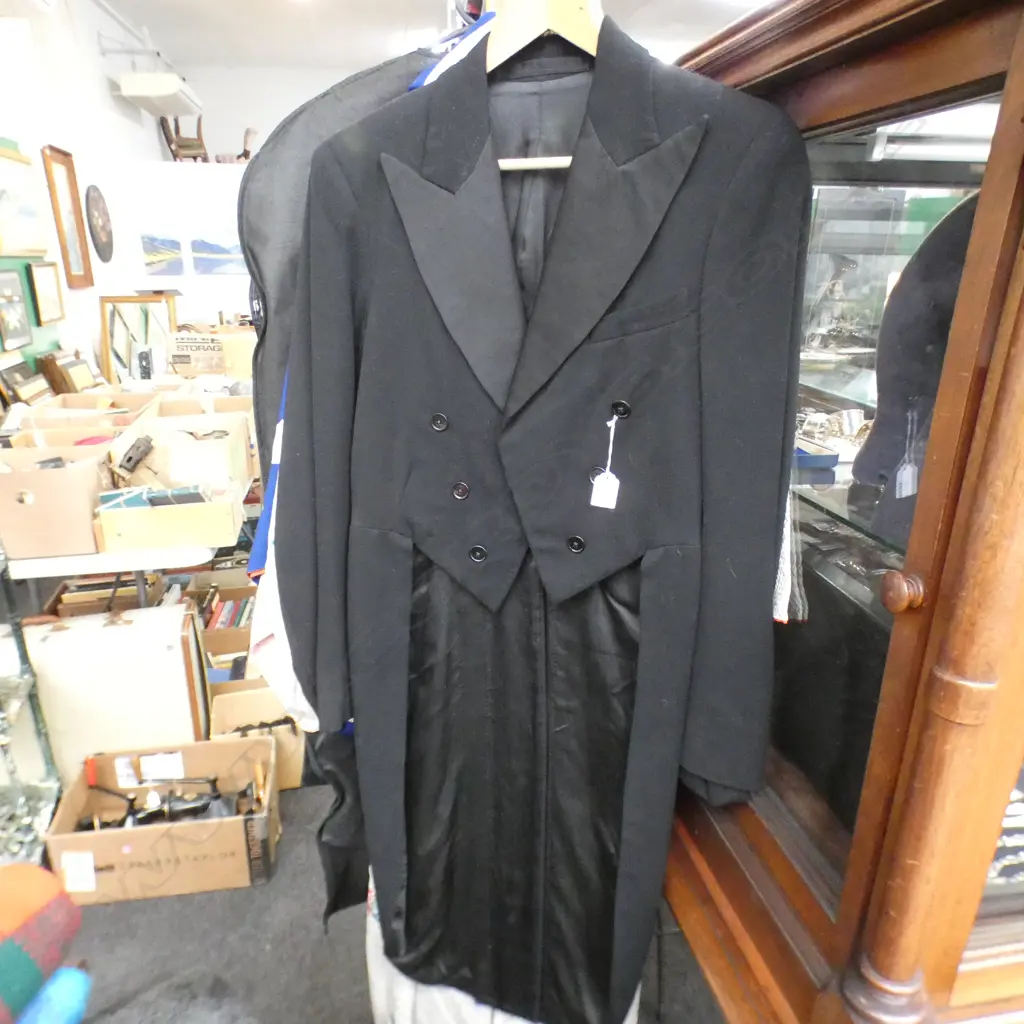 BLACK TAIL COAT  Image 1++