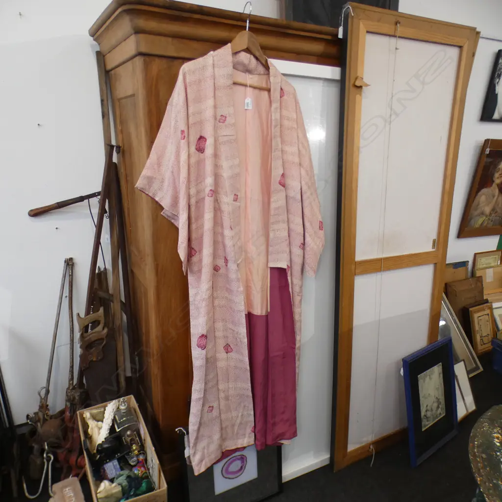 VINTAGE FULL LENGTH JAPANESE SILK KIMONO - CRIMSON /CREAM BACKGROUND WITH LANTERN PRINT. FULLY LINED  Image 1++